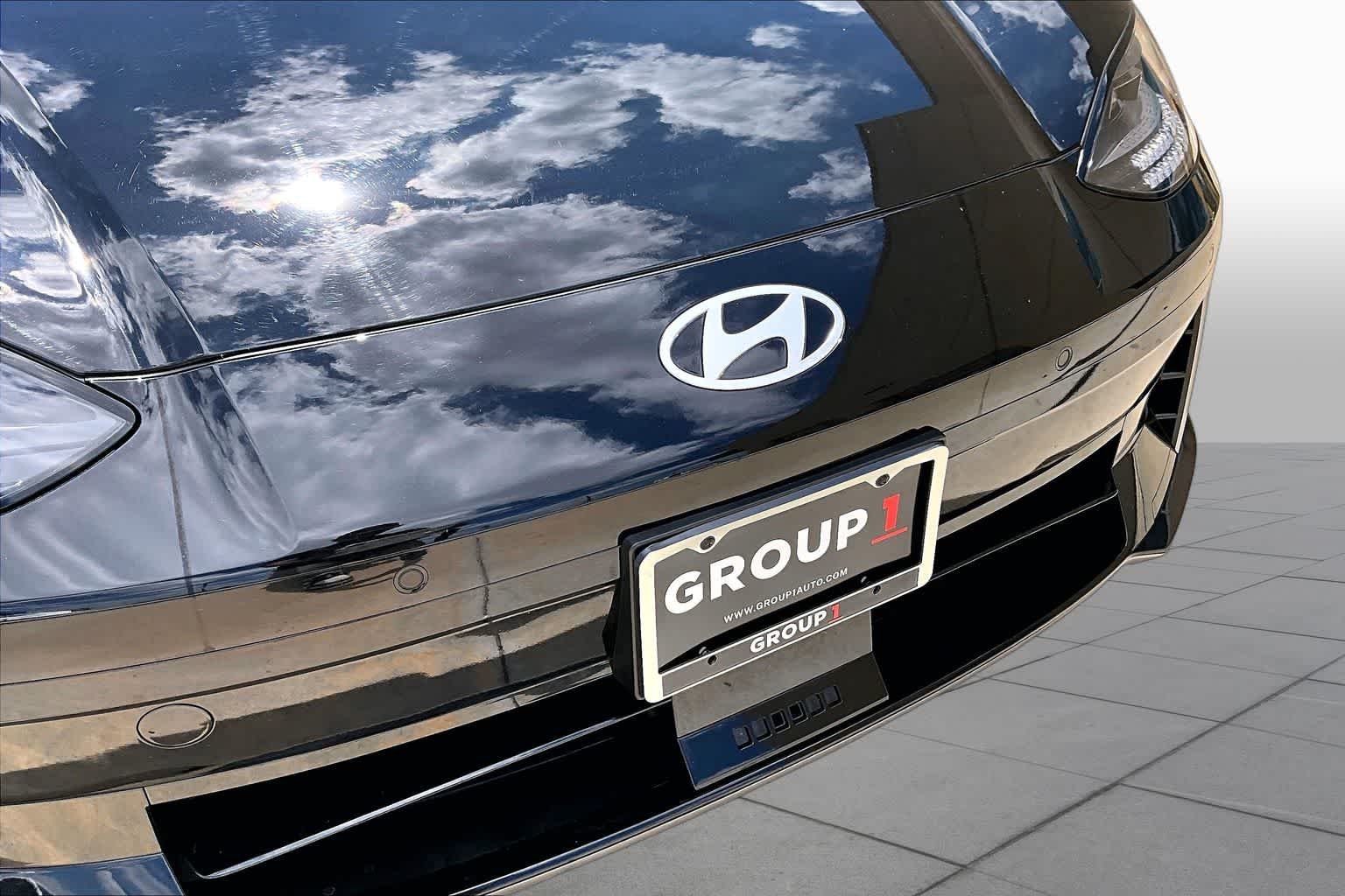 Used 2024 Onyx Black Hyundai SE image 28