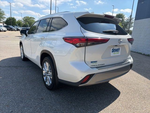 Used 2021 Blizzard Pearl Toyota Platinum image 3