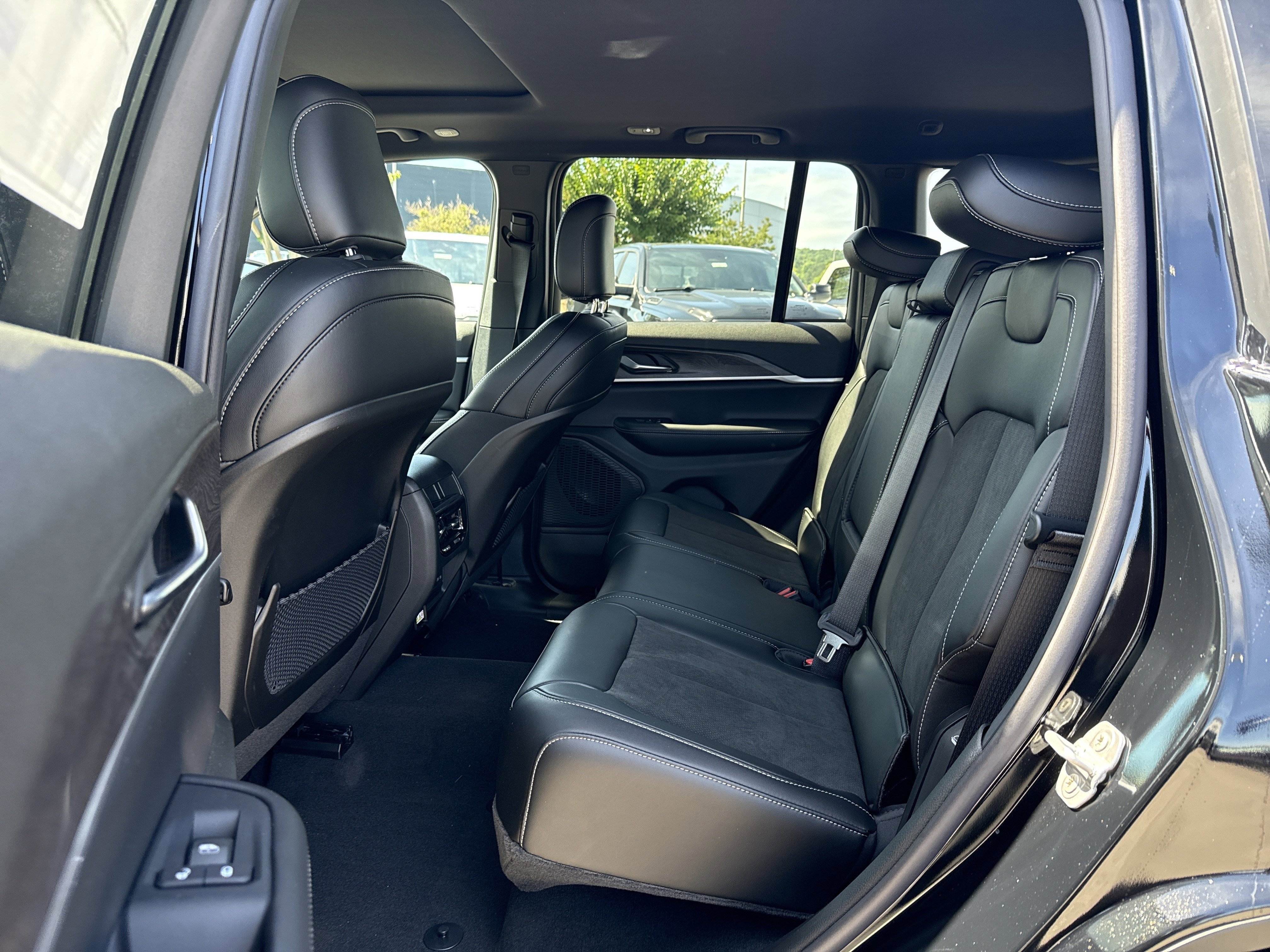 New 2026 Diamond Black Crystal Pearl-Coat Exterior Paint Jeep Altitude image 22