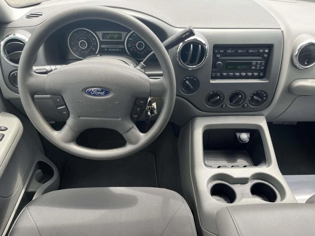 Used 2005  Ford XLT image 2