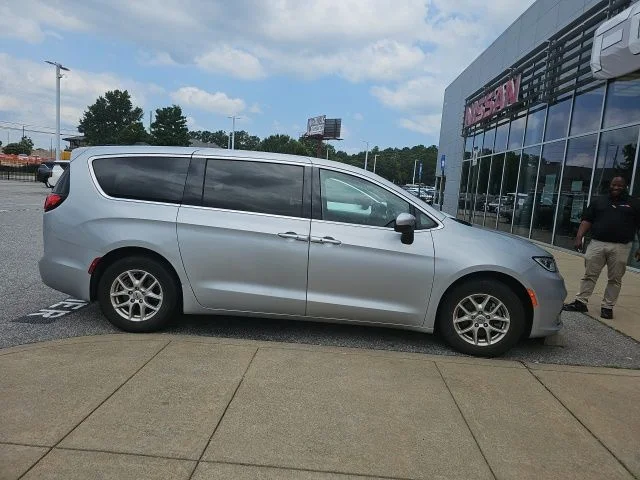 2023 Chrysler Pacifica Touring L's photo