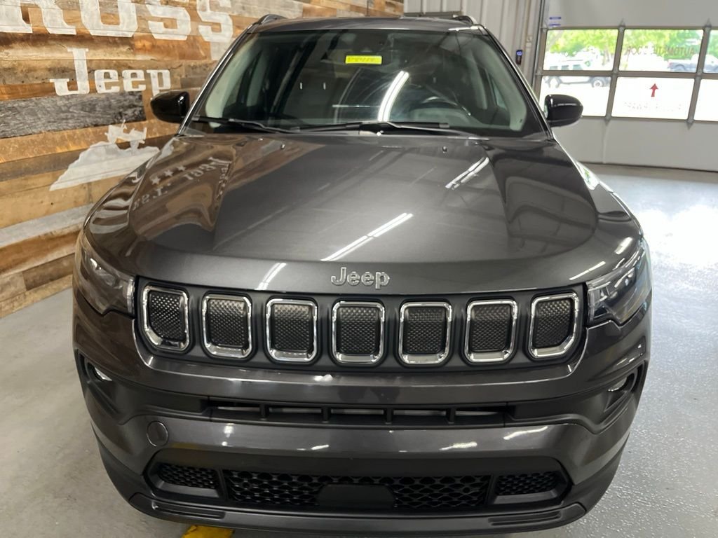 Used 2022 Crystal Metallic Jeep Latitude image 7