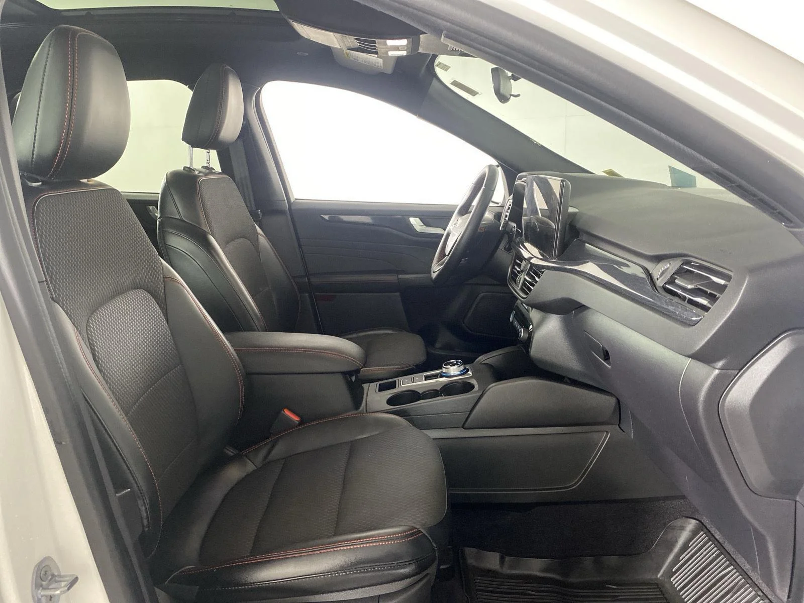 Used 2023 Star White Metallic Tri-Coat Ford ST-Line image 38