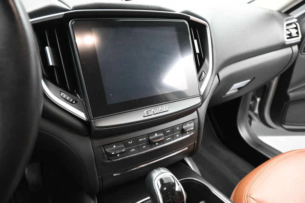 Used 2017 Silver Maserati Base image 13