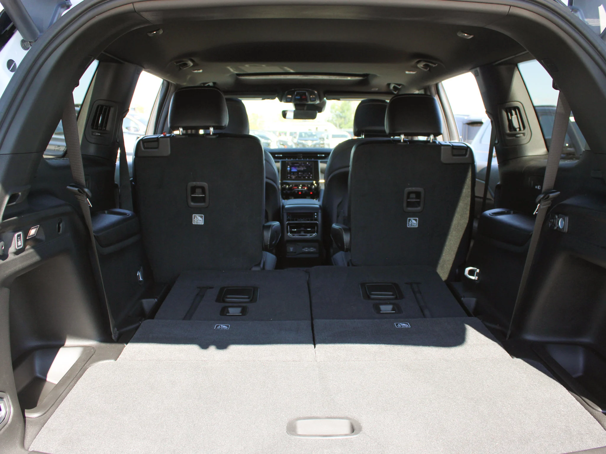 New 2025 White Jeep Altitude* 4x4, Trailer Tow Pkg, Sunroof, Heated Leather image 11