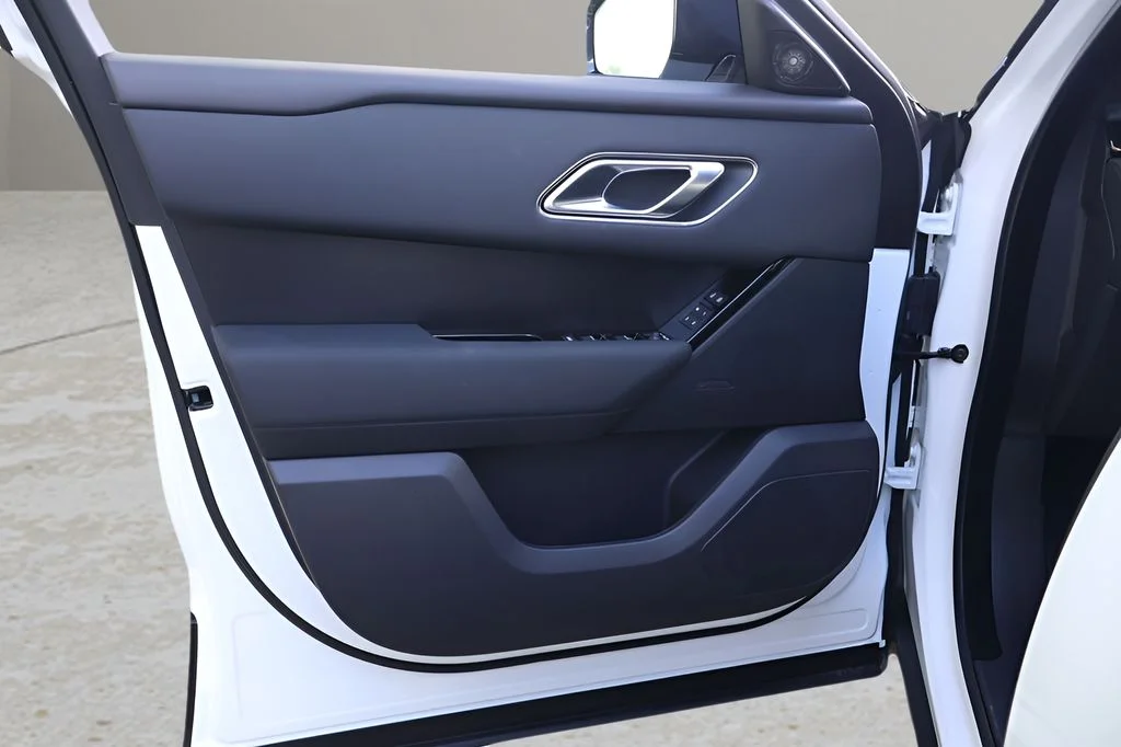 New 2026 Fuji White Land Rover Dynamic SE image 11