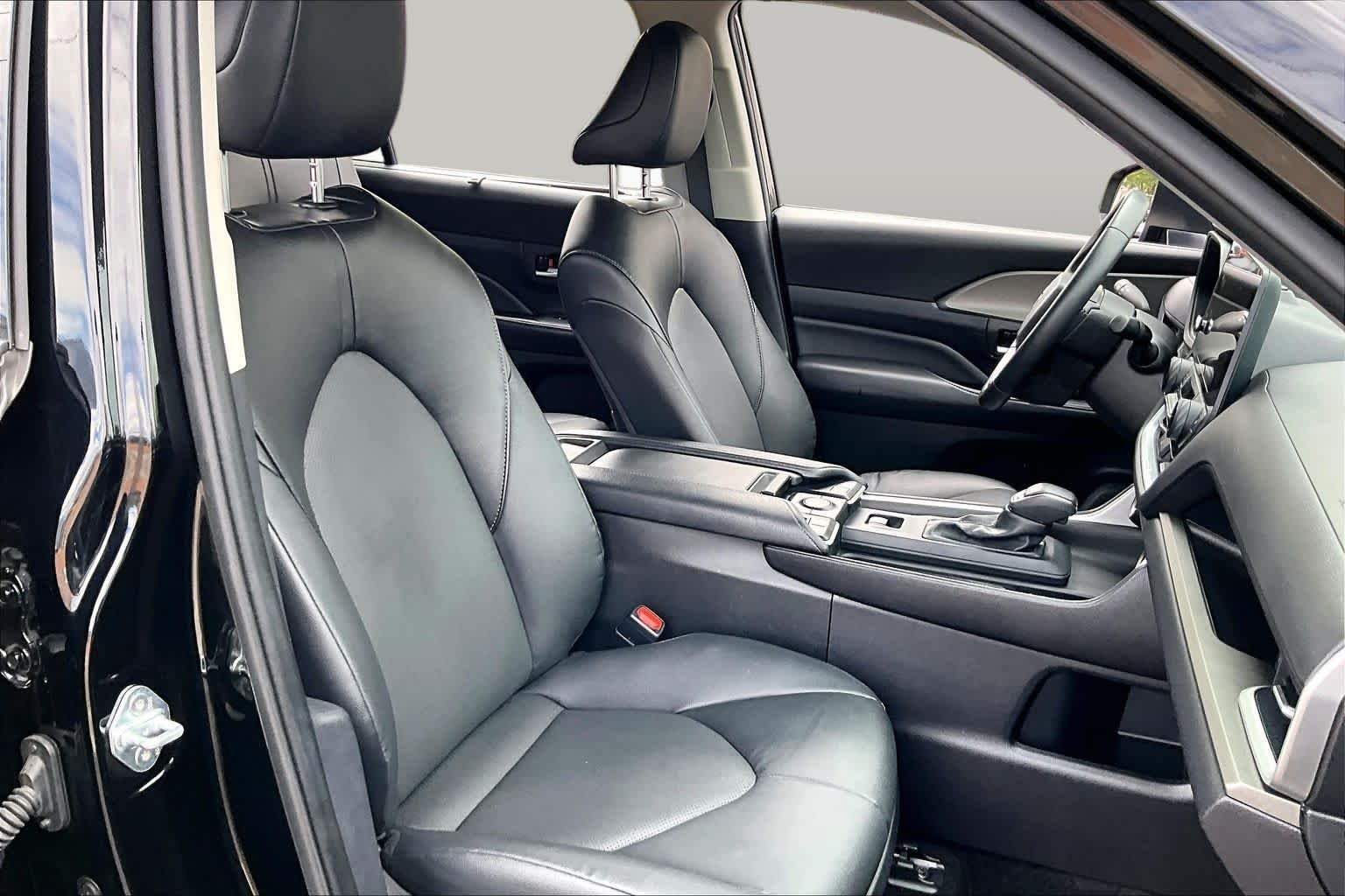 Used 2025 Midnight Black Metallic Toyota XLE image 8