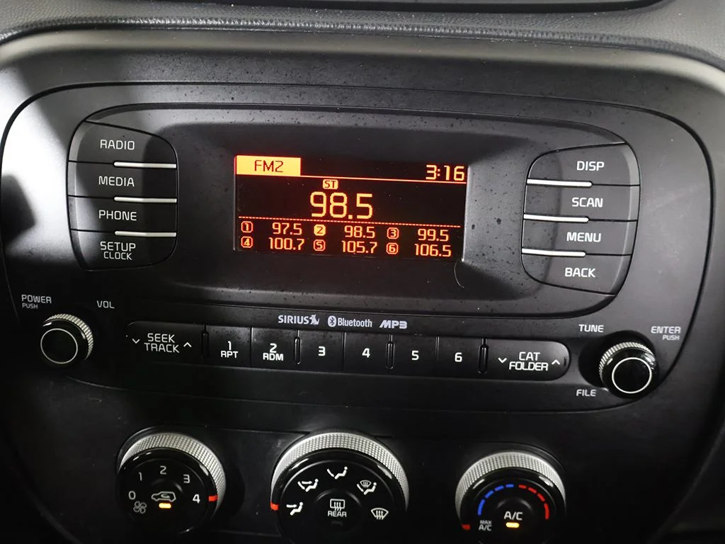 Used 2014 Green Kia Base image 35