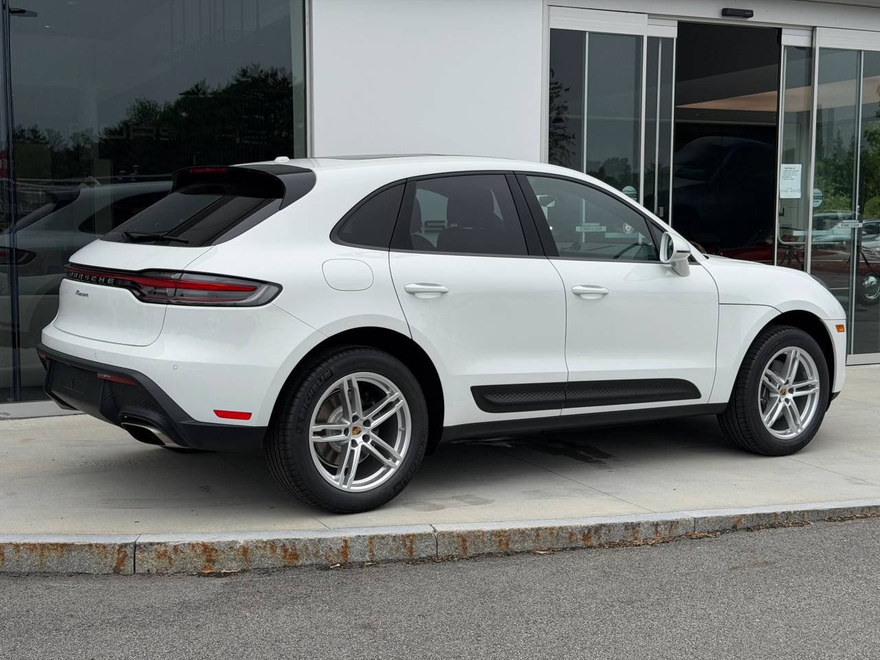 2026 Porsche Macan T - Photo 11