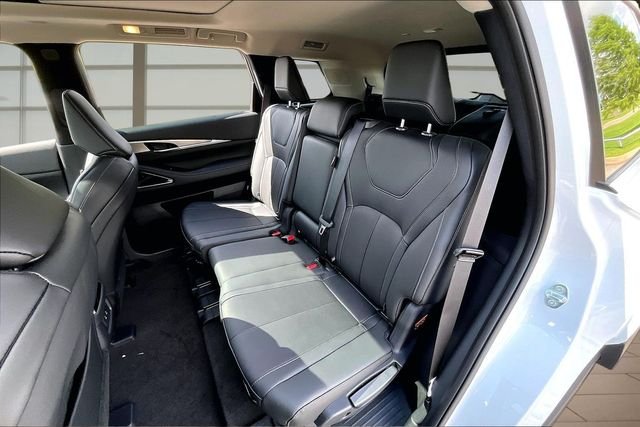 New 2027 RADIANT WHITE INFINITI LUXE image 25