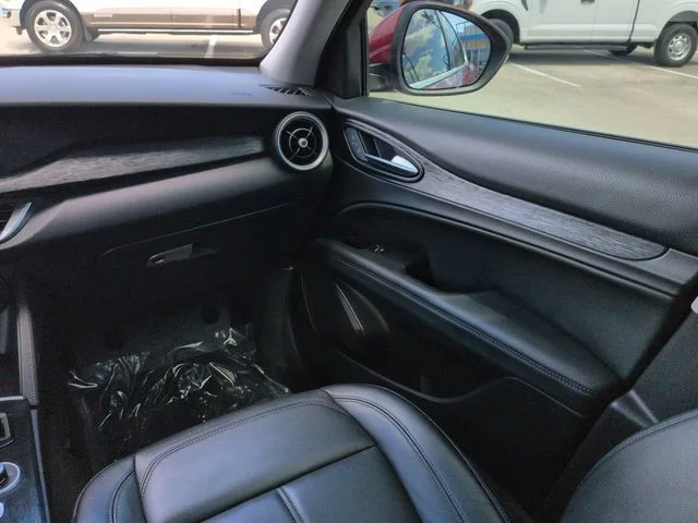 Used 2020 Alfa Rosso Alfa Romeo Base image 17
