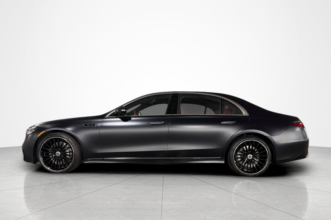 New 2027 MANUFAKTUR Night Black Magno Mercedes-Benz S 580 4MATIC® Sedan image 2