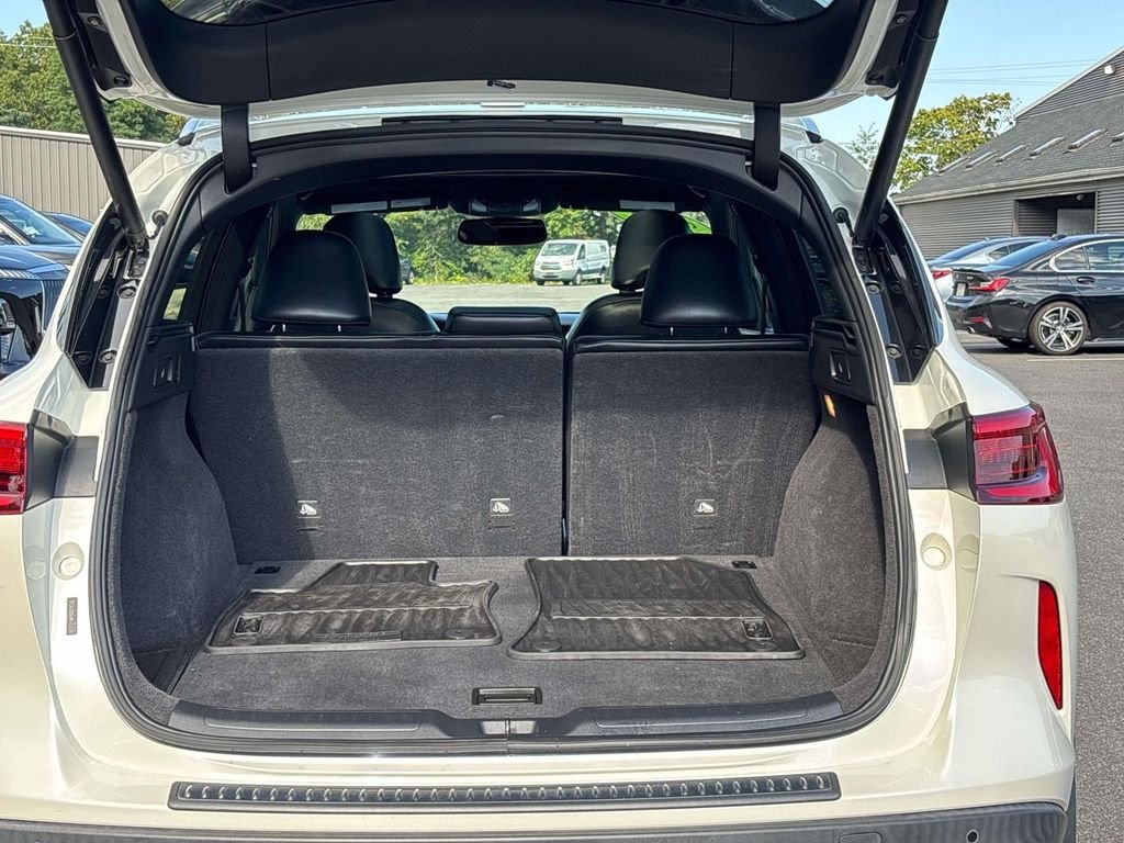 Used 2021 White INFINITI LUXE image 14