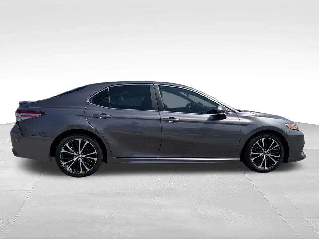 Used 2018 Gray Toyota SE image 27