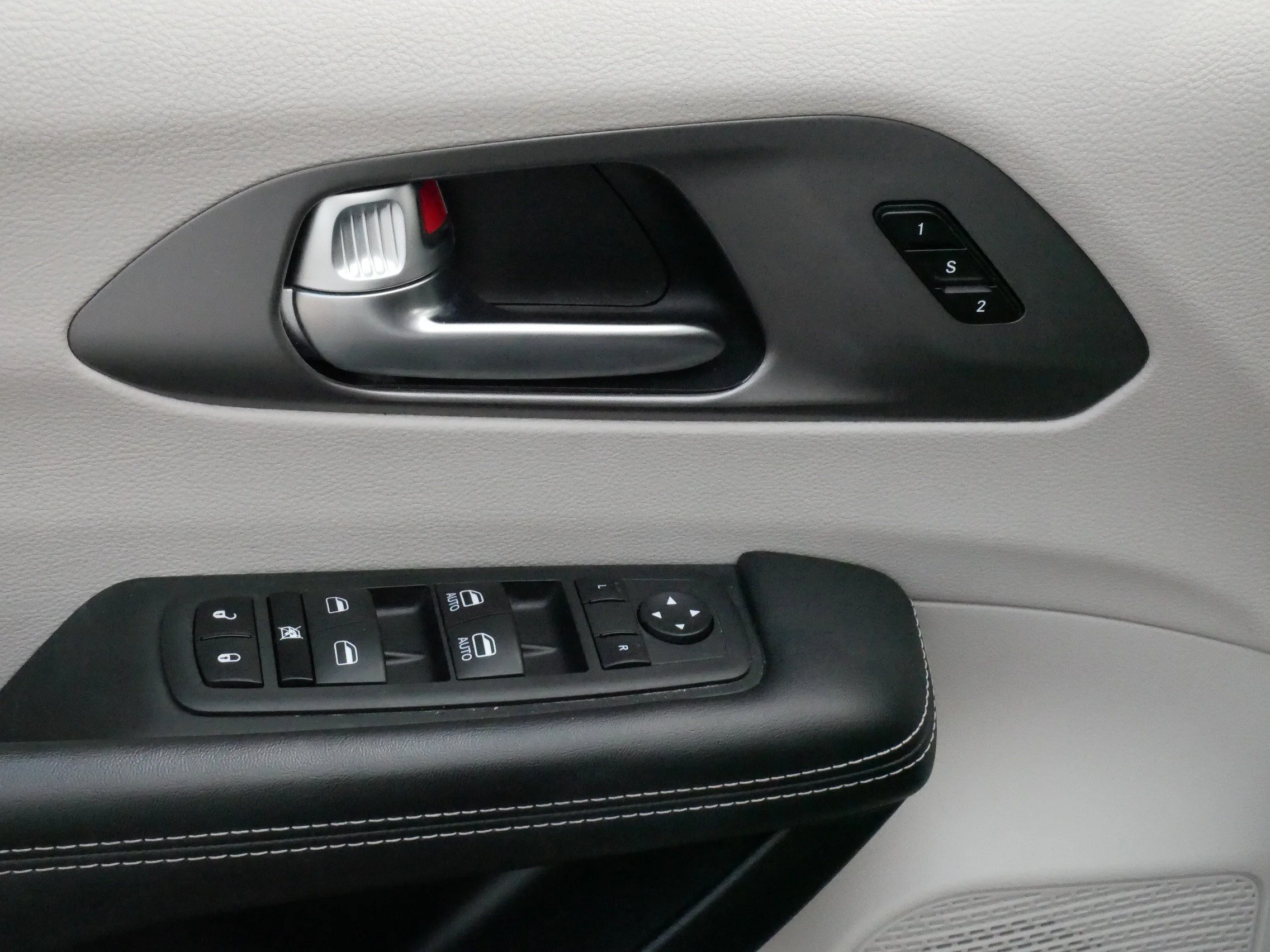 Used 2023 Brilliant Black Crystal Pearlcoat Chrysler Hybrid Touring L image 19