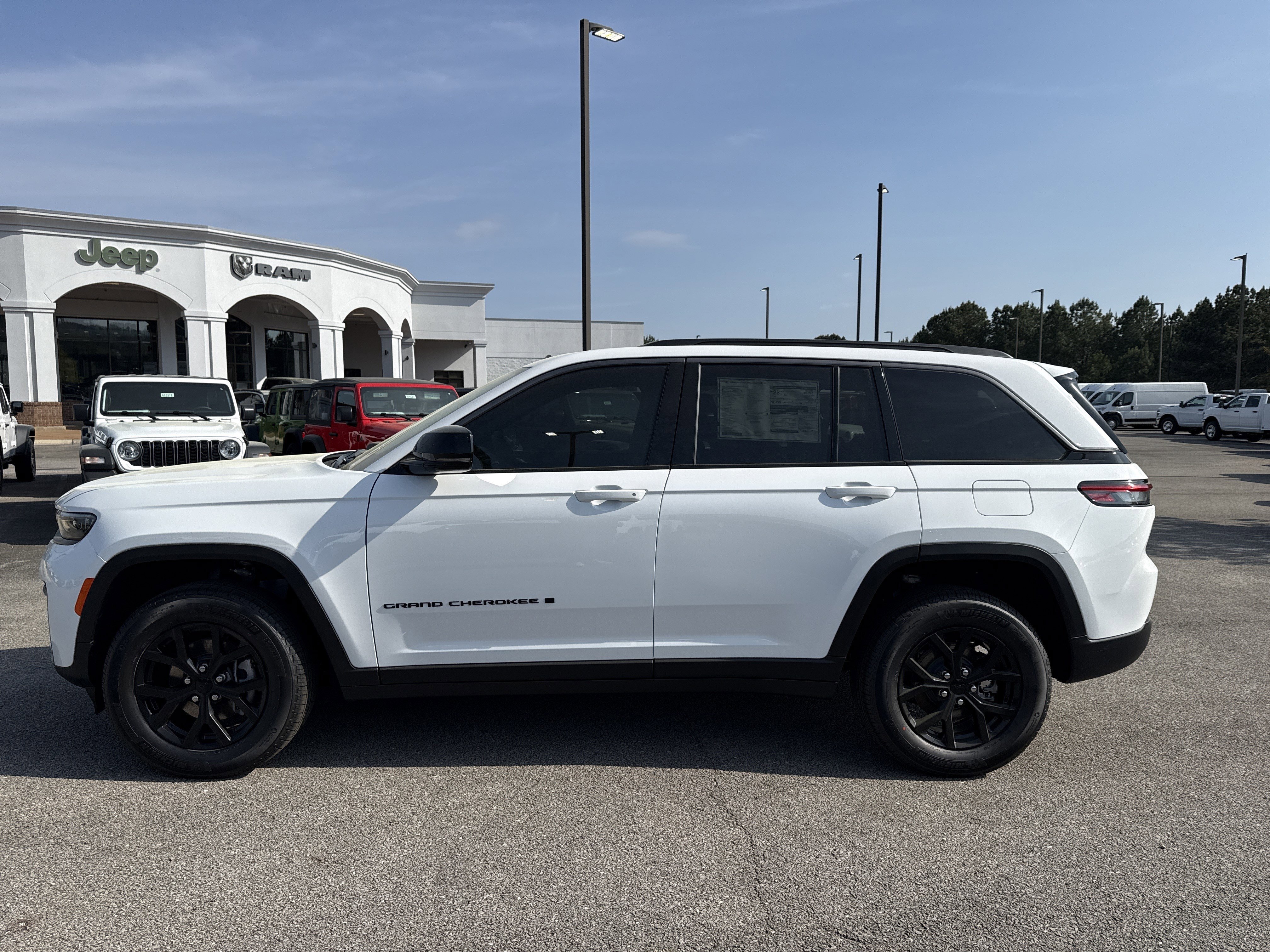 New 2026 Bright White Clear-Coat Exterior Paint Jeep Altitude image 4