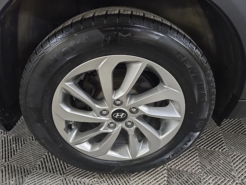 Used 2018 Gray Hyundai SE image 13