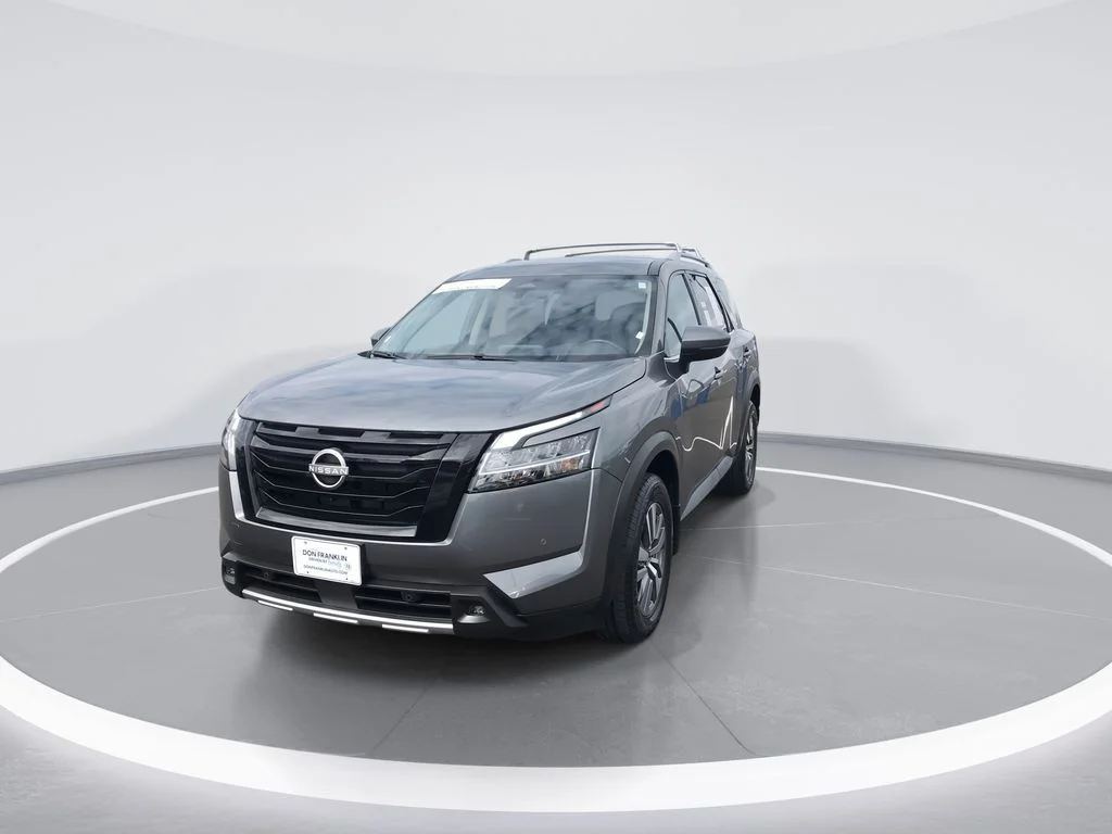 Used 2023 Gray Nissan SL image 3