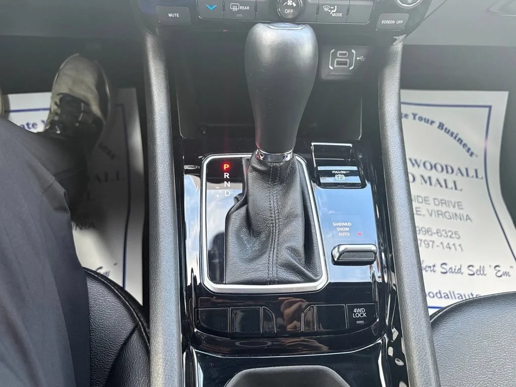 Used 2025 White Jeep Latitude image 17