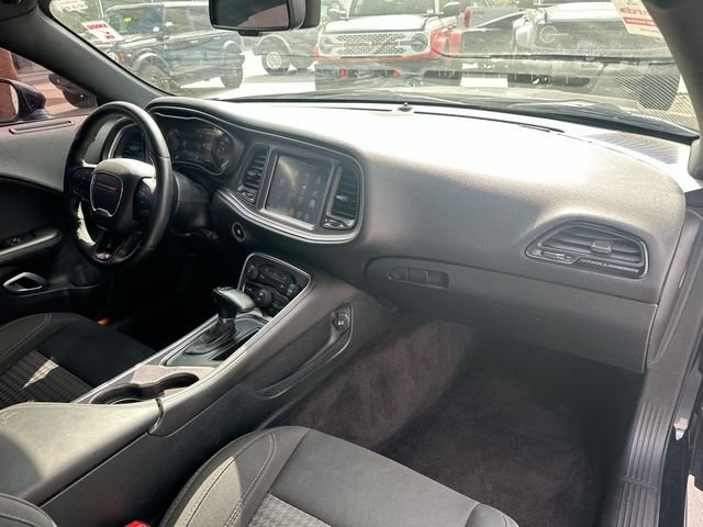 Used 2016 Black Dodge SXT image 28