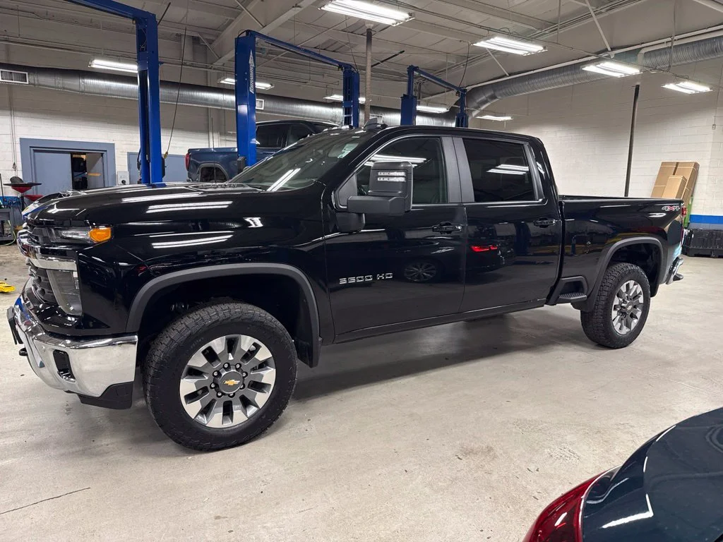 2025 Chevrolet Silverado 3500HD LT - Photo 2