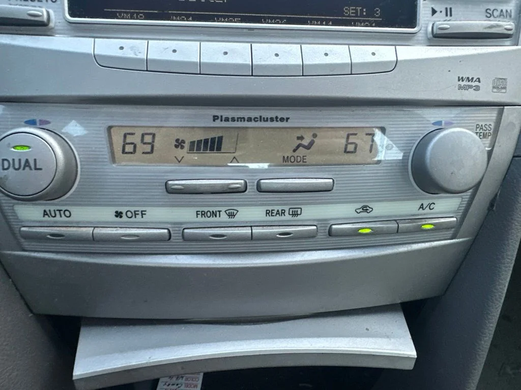 Used 2011 White Toyota XLE image 15