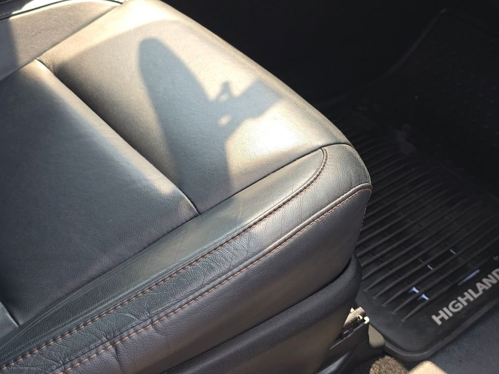 Used 2014 White Toyota XLE V6 image 30