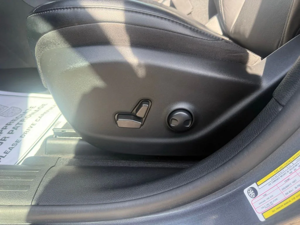 Used 2022 Gray Jeep Latitude Lux image 12
