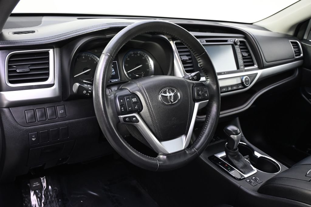 Used 2015 Attitude Black Metallic Toyota XLE V6 image 11