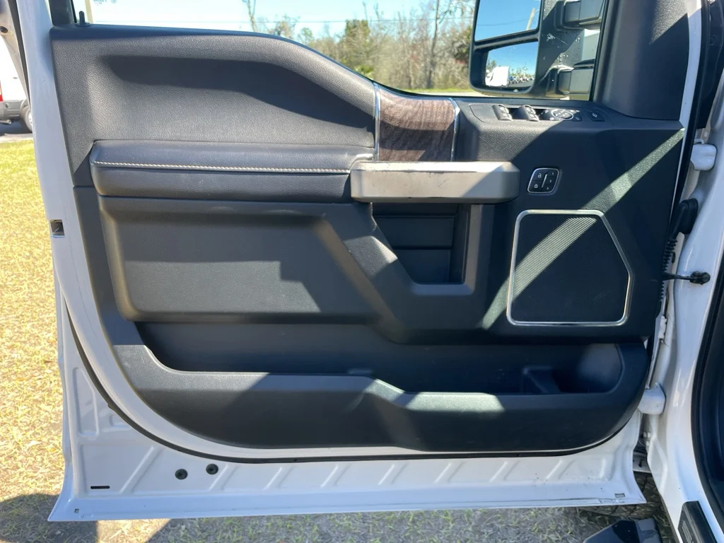 Used 2019 White Platinum Tri-Coat Metallic Ford LARIAT image 18