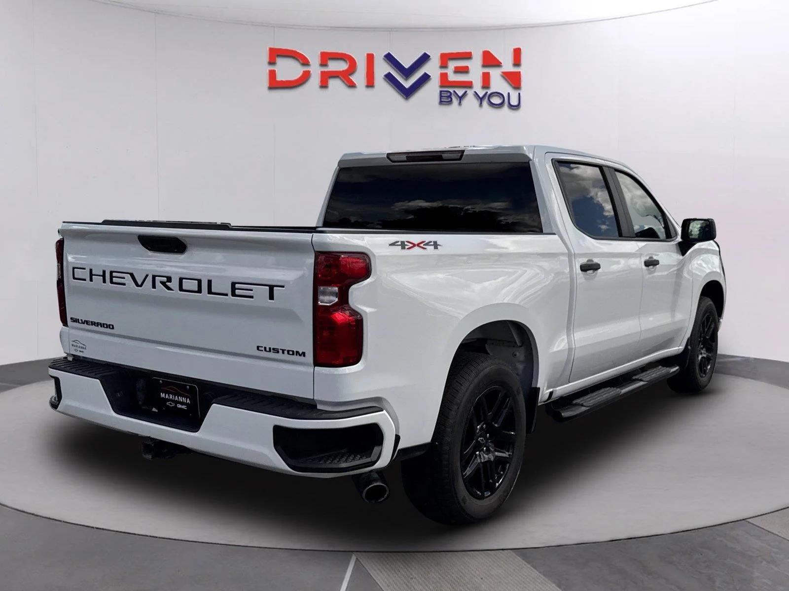 Used 2022 Summit White Chevrolet Custom image 4