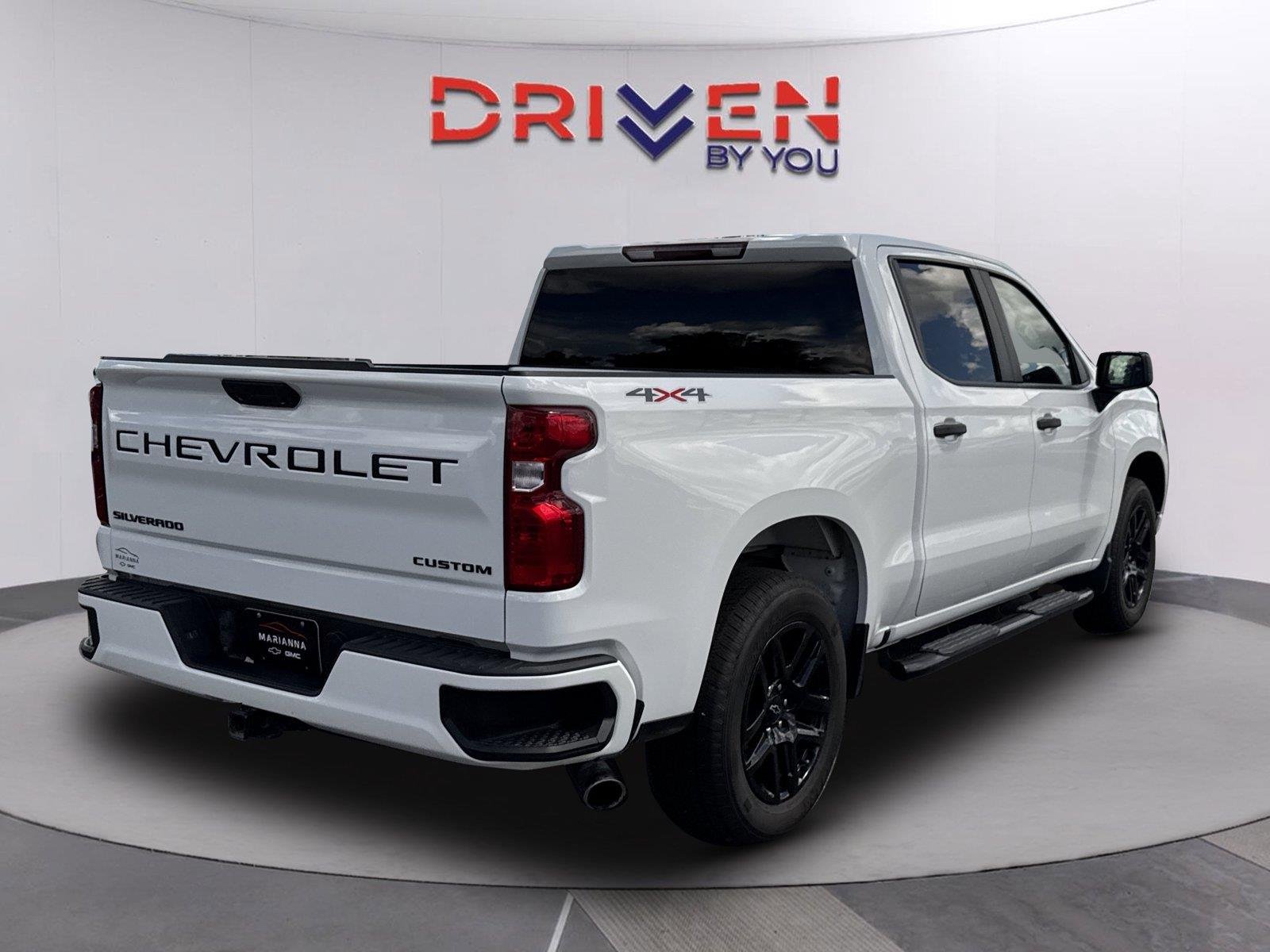 Used 2022 Summit White Chevrolet Custom image 4
