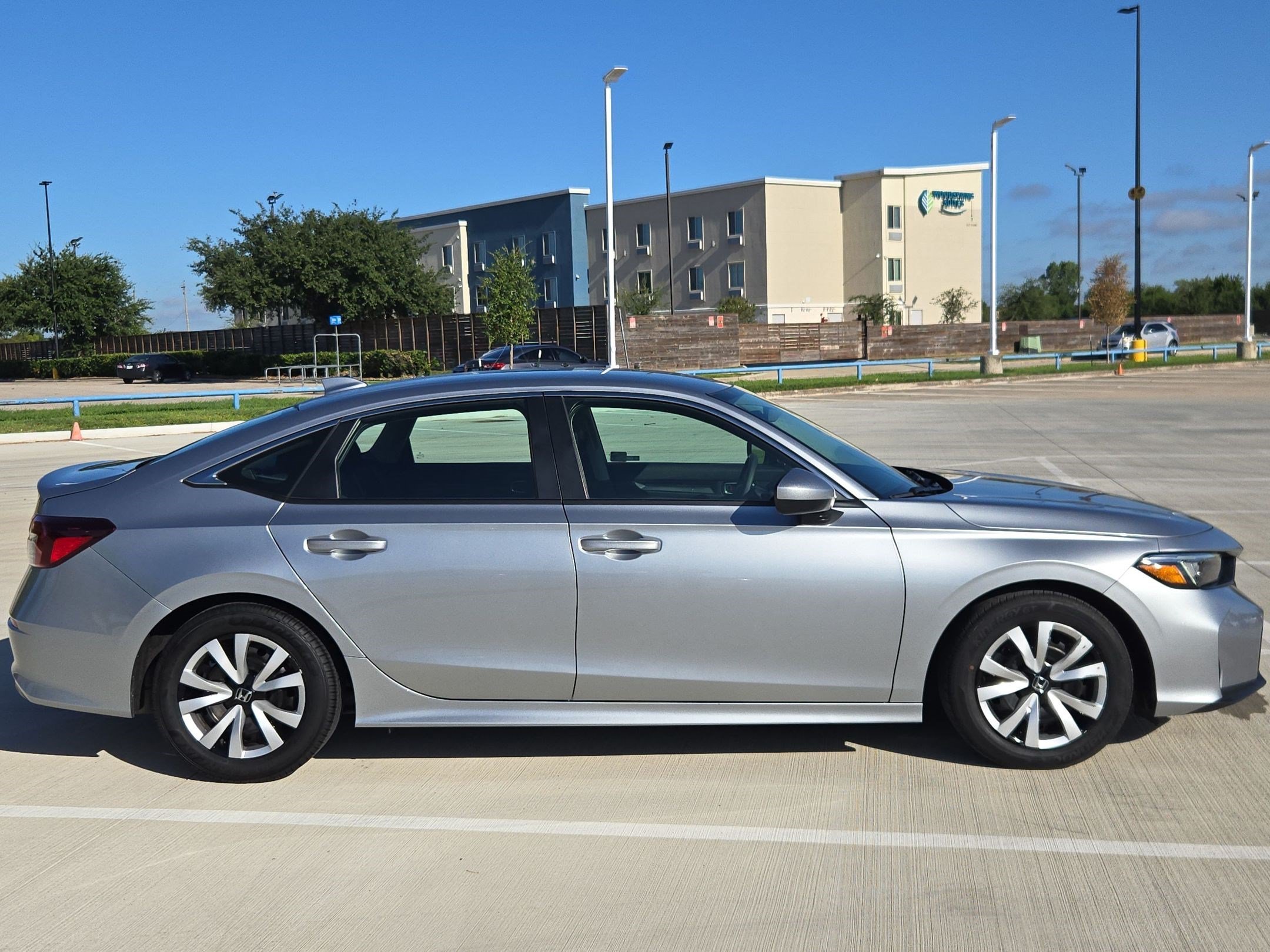 Certified Used 2025 Solar Silver Metallic Honda LX image 2