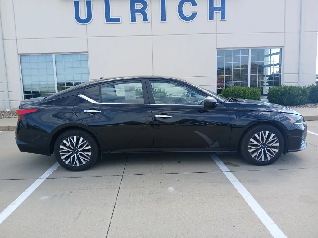 Used 2024 Super Black Nissan 2.5 SV image 10