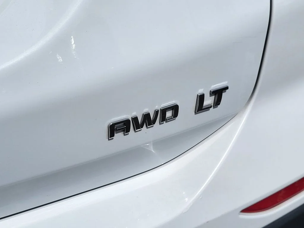 Used 2024 Summit White Chevrolet LT image 9