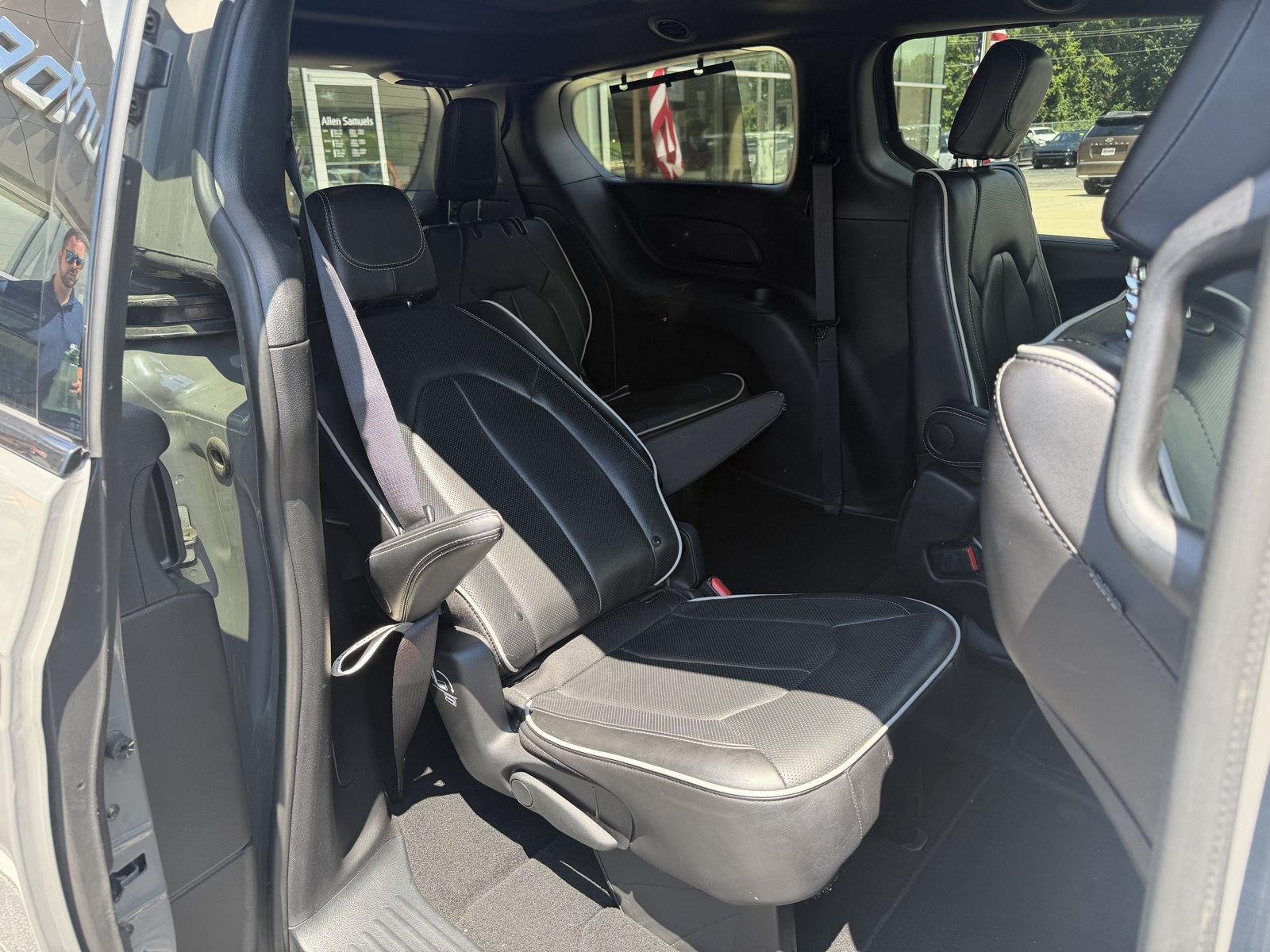 Used 2025 Ceramic Gray Clearcoat Chrysler Limited image 9