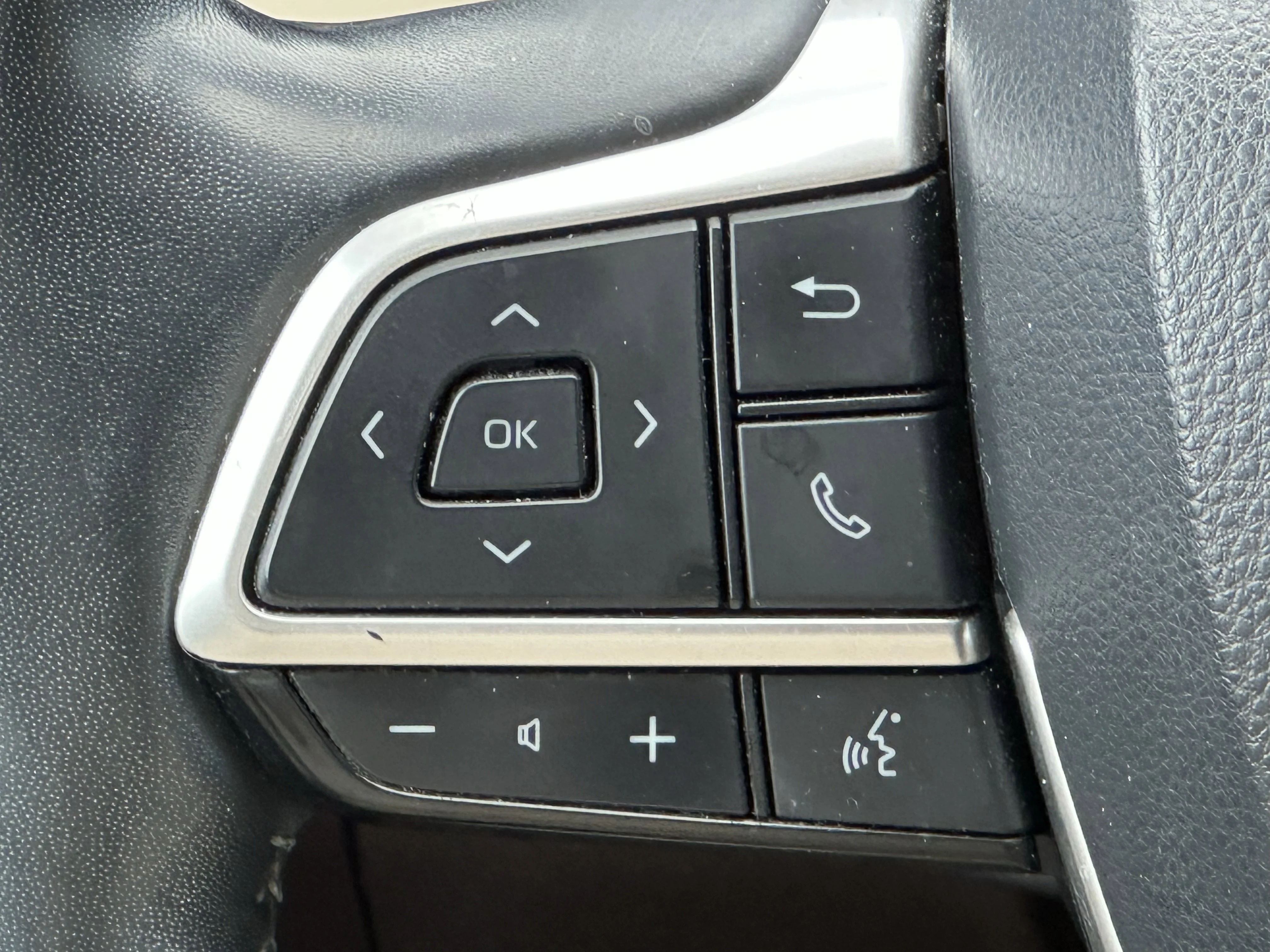 Used 2022 Blue Toyota XLE image 12