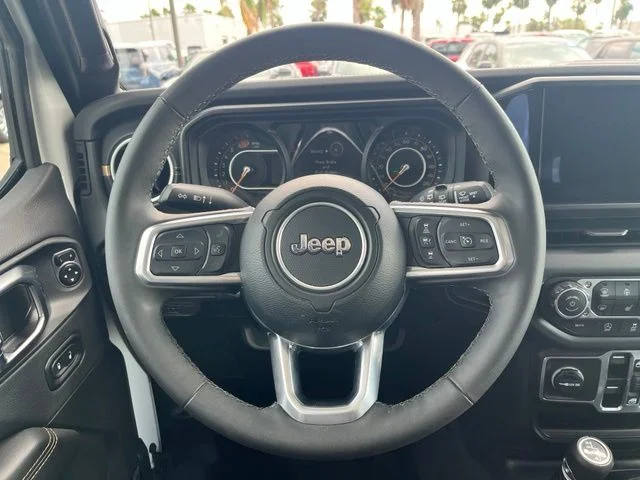 Used 2025 White Jeep Sahara image 17