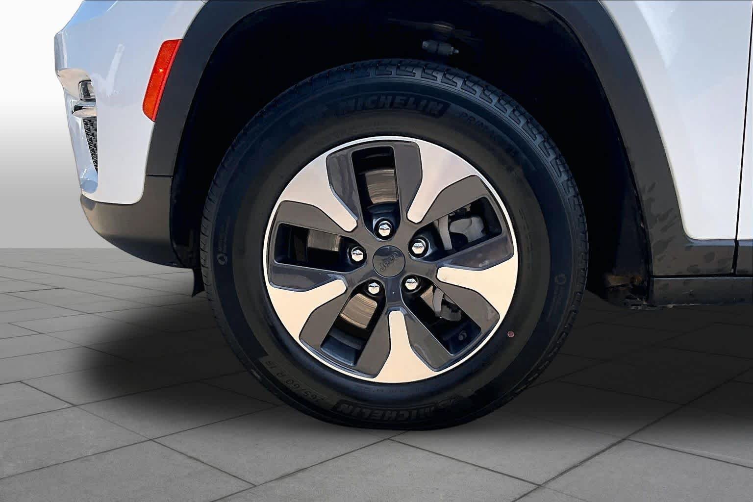 Used 2022 Bright White Clearcoat Jeep  image 11