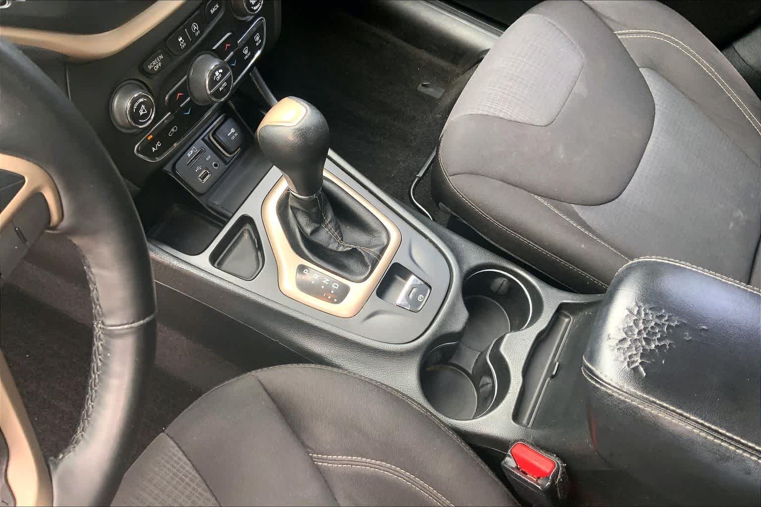 Used 2015 Brilliant Black Crystal Pearlcoat Jeep Latitude image 17
