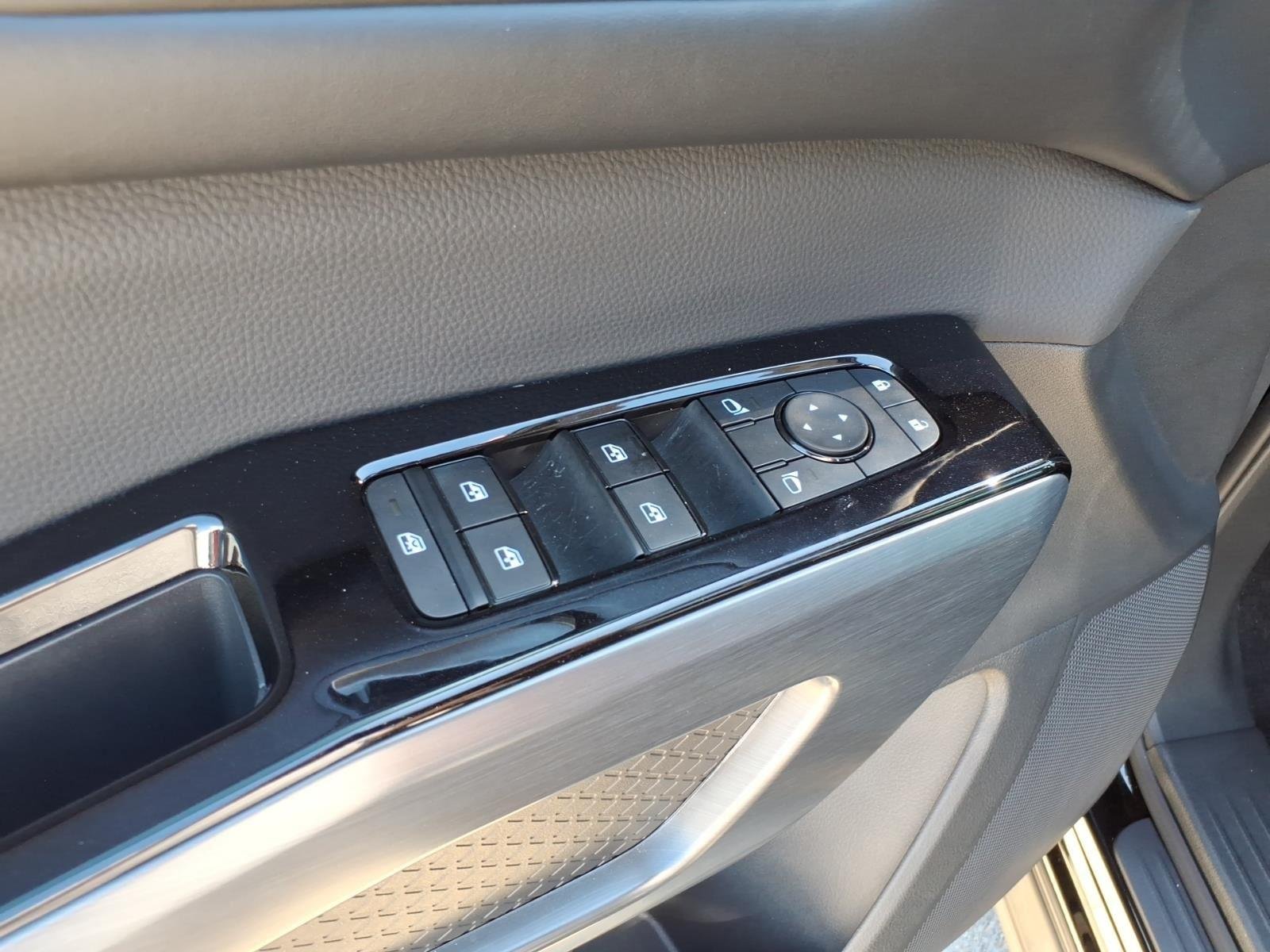 Used 2025 Super Black Nissan SL image 12