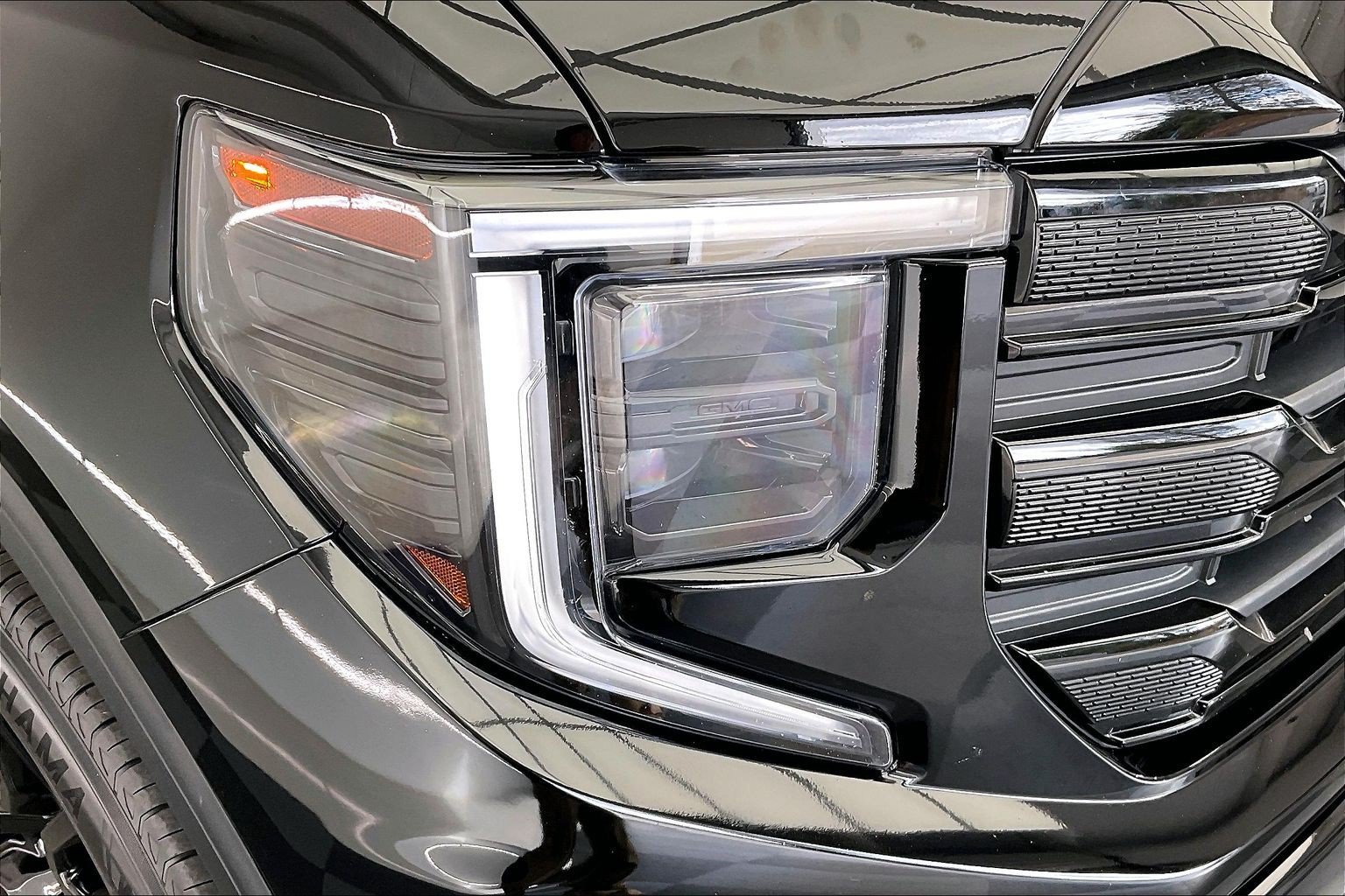 Used 2023 Onyx Black GMC Elevation image 28