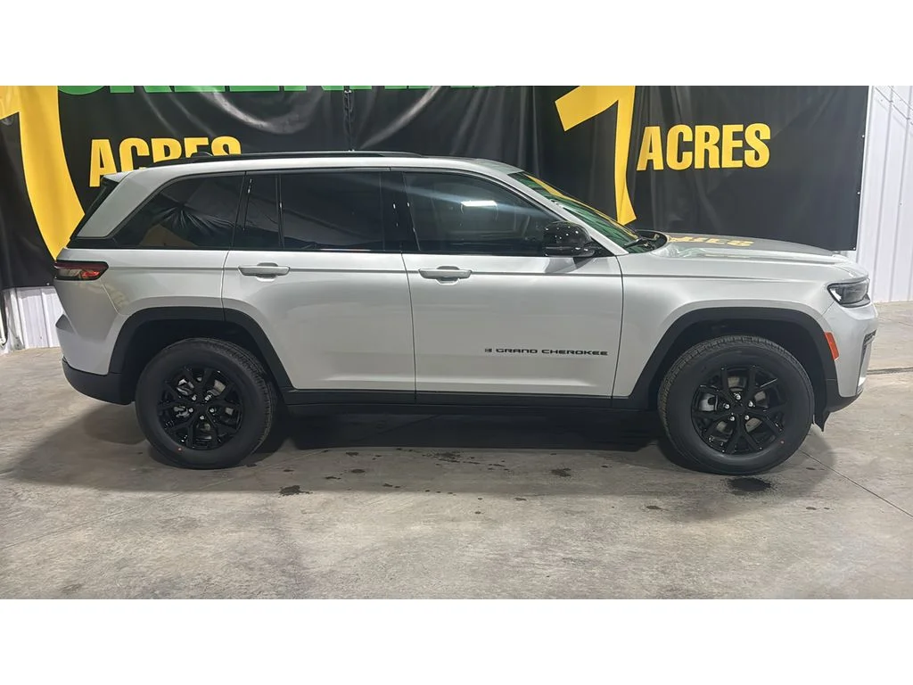 New 2026 Silver Zynith Exterior Paint Jeep Laredo Altitude image 4