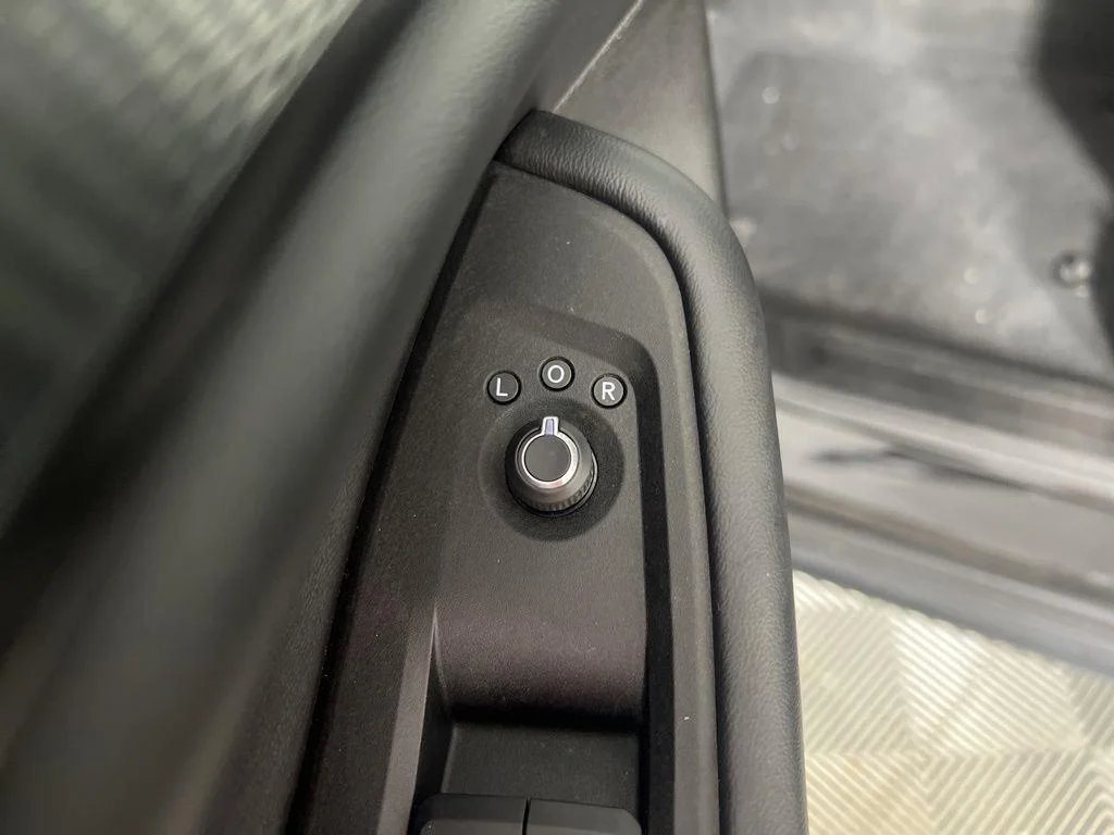 Used 2025 Diamond Black Crystal Pearlcoa Jeep Laredo image 12