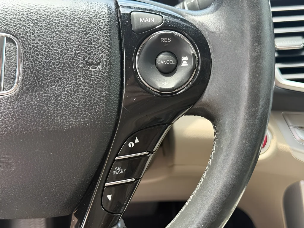 Used 2014 Modern Steel Metallic Honda Touring image 17