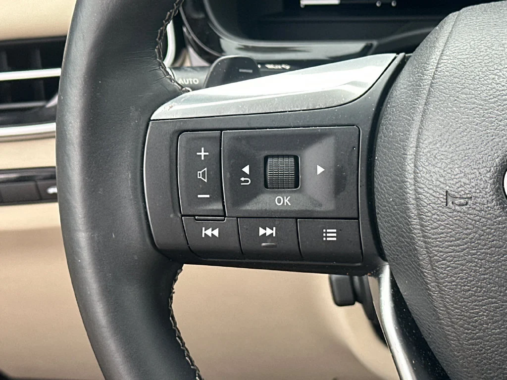 Used 2023 Silver INFINITI Sensory image 21