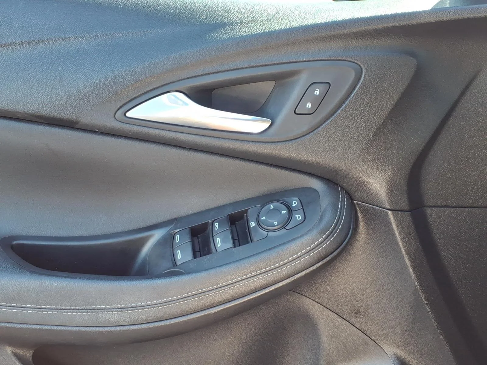 Used 2022 Ebony Twilight Metallic Buick Select image 23