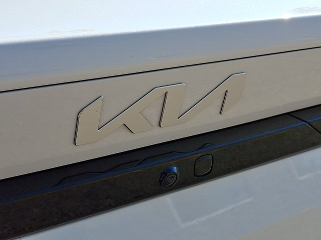 Used 2025 White Kia LXS image 34