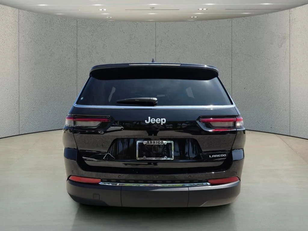 New 2026 Diamond Black Crystal Pearl-Coat Exterior Paint Jeep Laredo X image 5