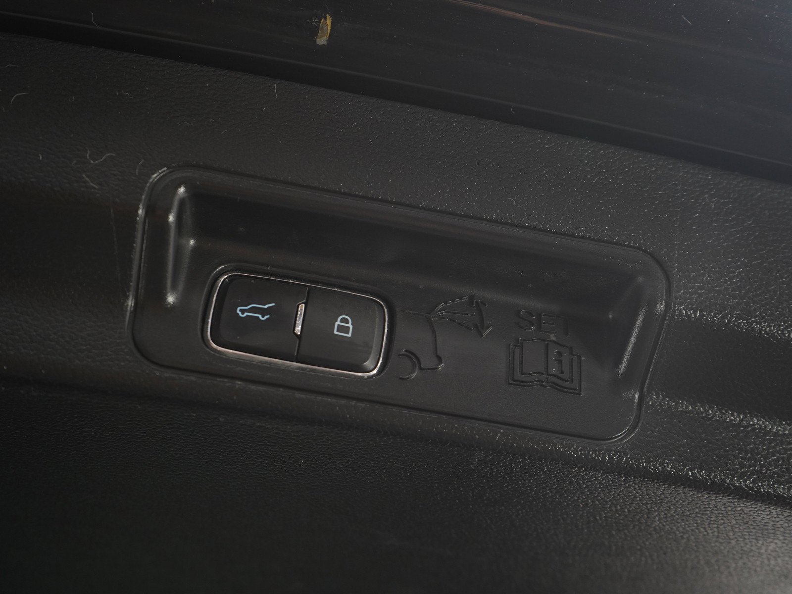 Used 2022  Ford Limited image 11